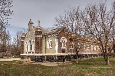 Odessa, Ukrayna 03.08.2020. Ukrayna, Odessa 'da terk edilmiş eski tarihi sanatoryum Kuyalnik, bir bahar günü