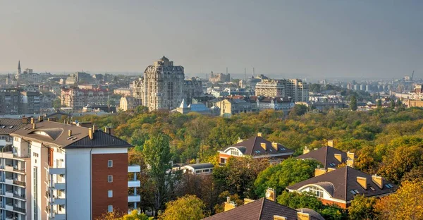 2020年8月3日 乌克兰敖德萨 在阳光灿烂的春天 乌克兰敖德萨舍甫琴科公园的头像 — 图库照片