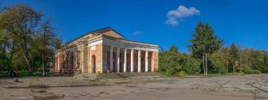 Odessa, Ukrayna 10.30.2019. Güneşli bir sonbahar gününde Odessa, Ukrayna 'da terk edilmiş Dukovsky parkı.