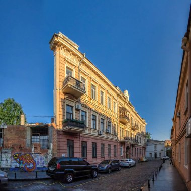 Odessa, Ukrayna 06.30. 2020. Güneşli bir yaz sabahında Odessa, Ukrayna 'nın tarihi merkezinde tek duvarı olan bir ev.