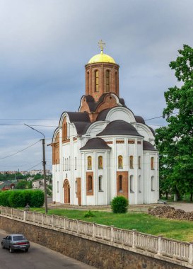 Bila Tserkva, Ukrayna 06.20.2020. Georgiyivska ya da Ukrayna 'nın Bila Tserkva kentindeki Heorhiyivska Kilisesi, bulutlu bir yaz gününde