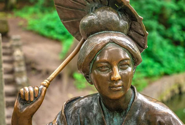 Bila Tserkva, Ukrayna 06.20.2020. Ukrayna 'nın en güzel ve ünlü ağaç kesimlerinden biri olan İskenderiye parkındaki Çin köprüsü, bulutlu bir yaz gününde..
