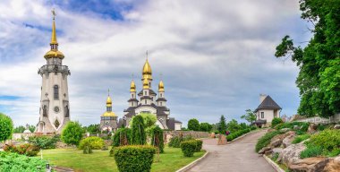 Buki, Ukrayna 06.20.2020. Buki, Ukrayna 'da manzaralı Tapınak Kompleksi bulutlu bir yaz gününde