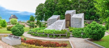 Buki, Ukrayna 06.20.2020. Ukrayna 'nın Buki kentindeki manzara parkında bulutlu bir yaz gününde haç.
