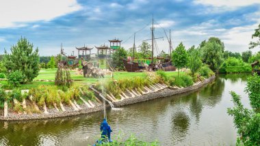 Volodarka, Ukrayna 06.20.2020. Ukrayna 'da Bila Tserkva yakınlarındaki Volodarka köyünde bulutlu bir yaz gününde Park Sakura Adası