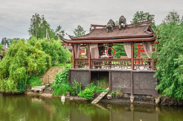 Volodarka, Ukrayna 06.20.2020. Ukrayna 'da Bila Tserkva yakınlarındaki Volodarka köyünde bulutlu bir yaz gününde Park Sakura Adası