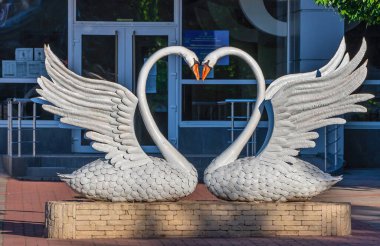 Berdyansk, Ukrayna 07.23.2020. Berdyansk, Ukrayna 'da Kuğular Heykeli, bir yaz sabahı