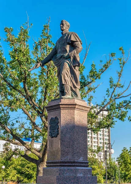 Berdyansk, Ukrayna 07.23.2020. Bir yaz sabahı, Ukrayna 'nın Berdyansk şehrinde Kont Vorontsov' un anıtı.