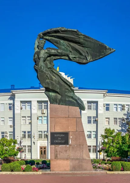 ウクライナのベルディアンスク07 2020 夏の朝に ウクライナのベルディヤンスク市の自由戦闘機への記念碑 — ストック写真