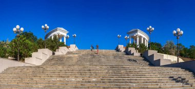 Chernomorsk, Ukrayna 08.22.2020. Deniz Merdivenleri, güneşli bir yaz sabahında, deniz kenarındaki parktan halk plajına kadar...