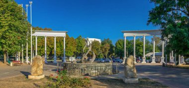 Chernomorsk, Ukrayna 08.22.2020. Güneşli bir yaz sabahında Chernomorsk 'ta deniz kenarında bir park ve bulvar.
