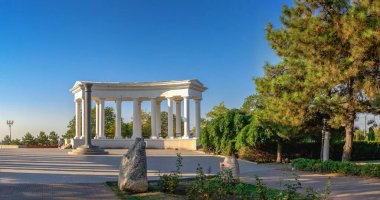 Chernomorsk, Ukrayna 08.22.2020. Güneşli bir yaz sabahında Chernomorsk 'ta deniz kenarında bir park ve bulvar.