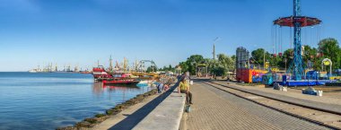 Berdyansk, Ukrayna 07.23.2020. Berdyansk, Ukrayna 'da Azov Denizi seti, güneşli bir yaz sabahı.