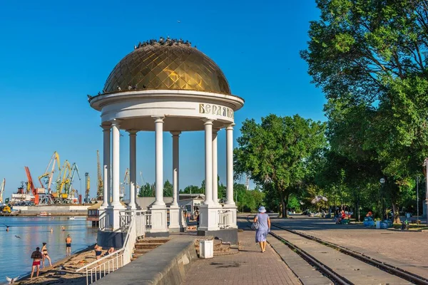 Berdyansk Ukrajina 2020 Výklenek Nábřeží Azovského Moře Ukrajinském Berdyansku Letního — Stock fotografie