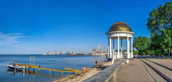 Berdyansk, Ukraine 07.23.2020. Alcove on the embankment of the Sea of Azov in Berdyansk, Ukraine, on a summer morning — Stock Image Berdyansk Ukraine 2020 Alcove Embankment Sea Azov Berdyansk Ukraine Summer Royalty Free Stock Images