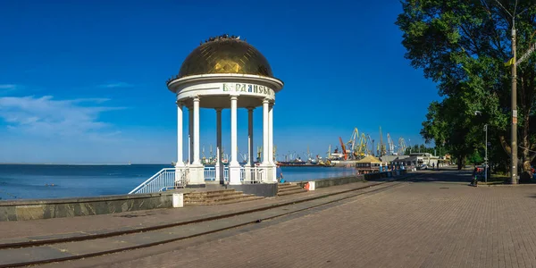 Berdyansk, Ukraine 07.23.2020. Alcove on the embankment of the Sea of Azov in Berdyansk, Ukraine, on a summer morning — Stock Image Berdyansk Ukraine 2020 Alcove Embankment Sea Azov Berdyansk Ukraine Summer Stock Photo