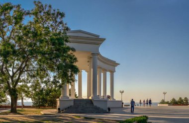 Chernomorsk, Ukrayna 08.22.2020. Çernomorsk şehrinde güneşli bir yaz sabahı Colonnade ve Obelisk of Glory
