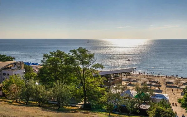 Chernomorsk Ukrajina 2020 Panoramatický Výhled Veřejnou Pláž Černomorsku Slunečného Letního — Stock fotografie
