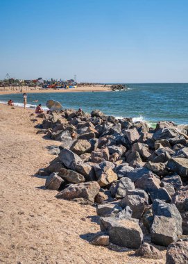Berdyansk, Ukrayna 07.24.2020. Güneşli bir yaz sabahında Ukrayna 'nın Berdyansk Tüküren Kumsalları