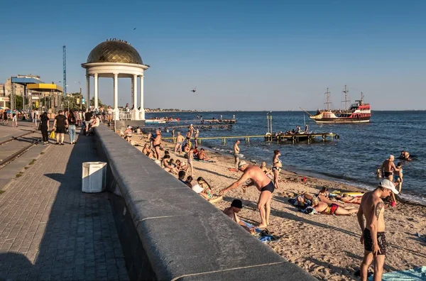 Berdyansk Ucrânia 2020 Praia Pública Berdyansk Ucrânia Uma Noite Verão — Fotografia de Stock