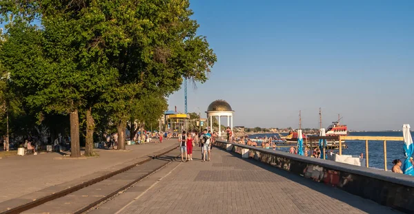 Berdyansk Ucrânia 2020 Aterro Berdyansk Ucrânia Uma Noite Ensolarada Verão — Fotografia de Stock