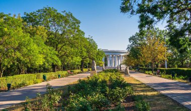 Chernomorsk, Ukrayna 08.22.2020. Güneşli bir yaz sabahı Chernomorsk 'ta sahil kenti Yuonost Parkı ve bulvarı.