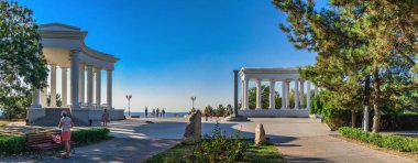 Chernomorsk, Ukrayna 08.22.2020. Güneşli bir yaz sabahı Chernomorsk 'ta sahil kenti Yuonost Parkı ve bulvarı.