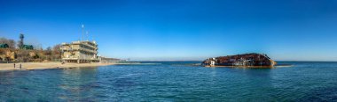 Odessa, Ukrayna 12.04.2019. Güneşli bir kış gününde, Odessa kıyılarında topraklanmış tankerle panoramik deniz manzarası