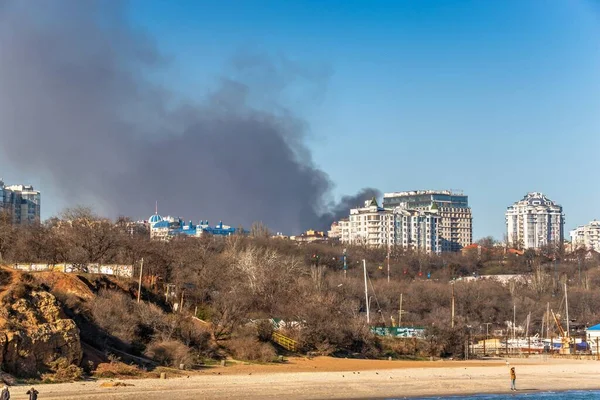 Odessa Ukrajna 2019 Kilátás Tengerből Nagy Füst Egy Égő Ház — Stock Fotó