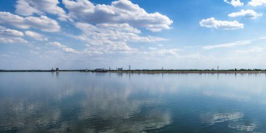 Vesele, Ukrayna 07.24.2020. Güneşli bir yaz gününde Ukrayna 'nın Kherson bölgesindeki Trubetskoy Şatosu' ndan Dnipro Nehri ve Kakhovskaya hidroelektrik santrali manzarası