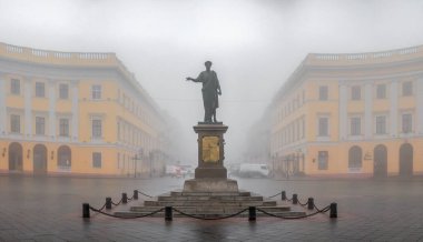 Odessa, Ukrayna 11.28.2019. Sisli bir sonbahar gününde Ukrayna, Odessa 'da Dük Richelieu anıtı