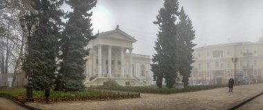 Odessa, Ukrayna 11.28.2019. Sisli bir sonbahar gününde Ukrayna 'nın Odessa kentindeki Primorsky Bulvarı' ndaki Arkeoloji Müzesi