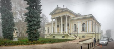 Odessa, Ukrayna 11.28.2019. Sisli bir sonbahar gününde Ukrayna 'nın Odessa kentindeki Primorsky Bulvarı' ndaki Arkeoloji Müzesi