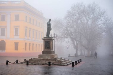 Odessa, Ukrayna 11.28.2019. Sisli bir sonbahar gününde Ukrayna, Odessa 'da Dük Richelieu anıtı