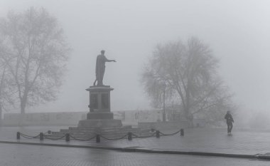 Odessa, Ukrayna 11.28.2019. Sisli bir sonbahar gününde Ukrayna, Odessa 'da Dük Richelieu anıtı