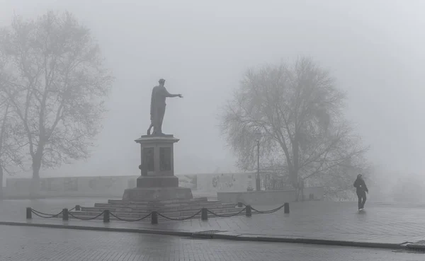 Odessa Ukraine 2019 在一个多雾的秋日 乌克兰敖德萨的Richelieu公爵纪念碑 — 图库照片