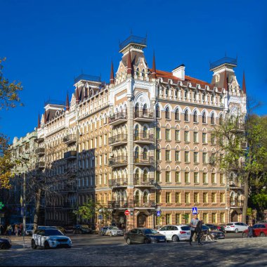 Odessa, Ukrayna 11.05.2019. Ukrayna 'nın Odessa şehrinde Marazlievskaya Caddesi' ndeki modern apartman binası güneşli bir sonbahar gününde.
