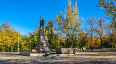 Odessa, Ukrayna 11.05.2019. Güneşli bir sonbahar gününde Ukrayna 'nın Odessa kentindeki Taras Shevchenko anıtı