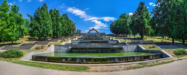 Zaporozhye, Ukrayna 07.21.2020. Güneşli bir yaz sabahında Voznesenovsky Parkı 'ndaki Çeşmeler Şelalesi