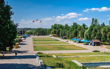 Zaporozhye, Ukrayna 07.21.2020. Voznesenovsky Parkı, Zaporozhye, Ukrayna, güneşli bir yaz sabahı