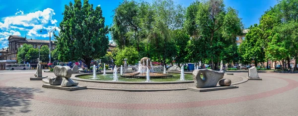 Zaporozhye ウクライナ07 2020 ウクライナのサポロジーでの生活の噴水 晴れた夏の朝 — ストック写真