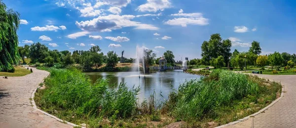 Zaporozhye ウクライナ07 2020 晴れた夏の朝にVoznesenosky公園の小さな池 — ストック写真