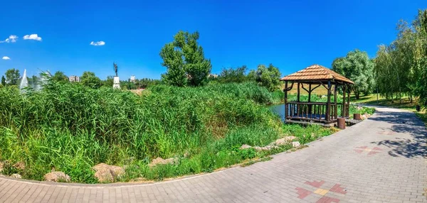 Zaporozhye ウクライナ07 2020 ウクライナのザポロツハイエにあるヴォズネノフスキー公園は 晴れた夏の朝に — ストック写真