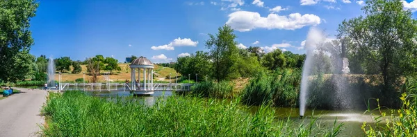 Zaporozhye Ucrânia 2020 Ponte Sobre Lagoa Gazebo Parque Voznesenovsky Zaporozhye — Fotografia de Stock