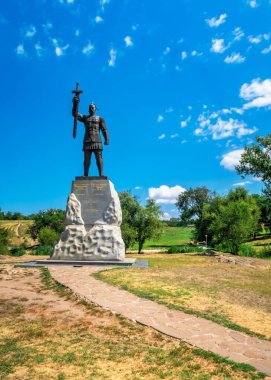 Zaporozhye, Ukrayna 07.21.2020. Ukrayna 'nın Zaporozhye kentindeki Voznesenovsky parkındaki Svyatoslav Igorevich anıtı güneşli bir yaz sabahı