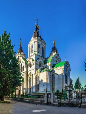 Zaporozhye, Ukrayna 07.21.2020. Ukrayna, Zaporozhye 'deki Kutsal Koruma Katedrali güneşli bir yaz sabahında