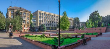 Zaporozhye, Ukrayna 07.21.2020. Güneşli bir yaz sabahında Ukrayna 'nın Zaporozhye kentindeki tiyatro meydanında.