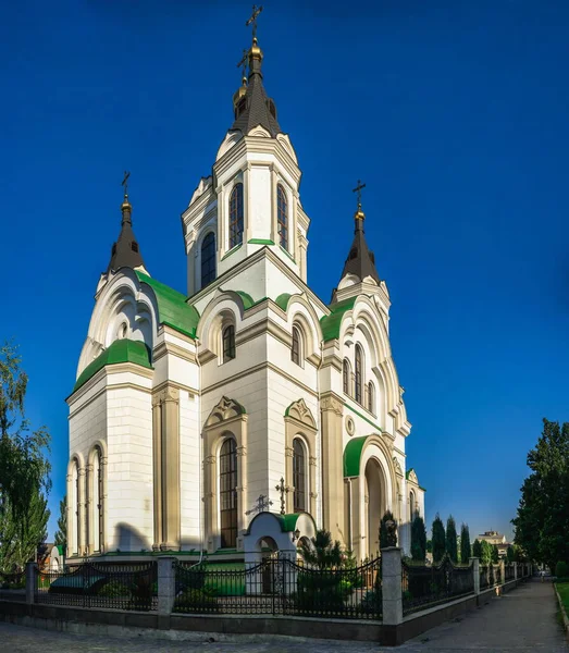 Zaporozhye, Ukrayna 07.21.2020. Ukrayna, Zaporozhye 'deki Kutsal Koruma Katedrali güneşli bir yaz sabahında