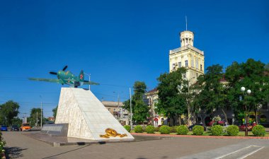 Zaporozhye, Ukrayna 07.21.2020. Güneşli bir yaz sabahında, Ukrayna, Zaporozhye 'deki Savaşçı Havacıların Anıtı
