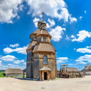 Zaporozhye, Ukrayna 07.20.2020. Ukrayna, Zaporozhye 'deki Ulusal Rezerv Khorytsia' daki ahşap kilise güneşli bir yaz gününde